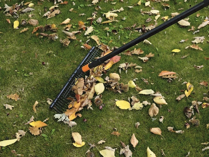 Universalus šieno grėblys Fiskars QuikFit 135514/1000656, be rankenos, 570 mm, juodas.
