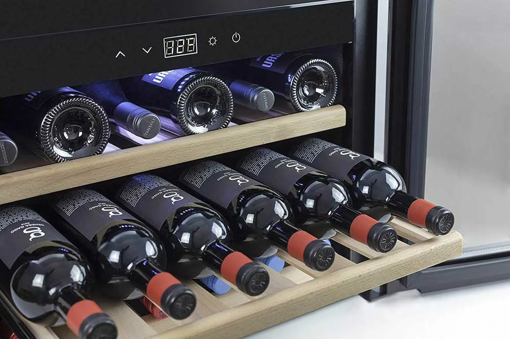 Vyno butelių šaldytuvas Caso WineSafe 18 EB, Juodos spalvos