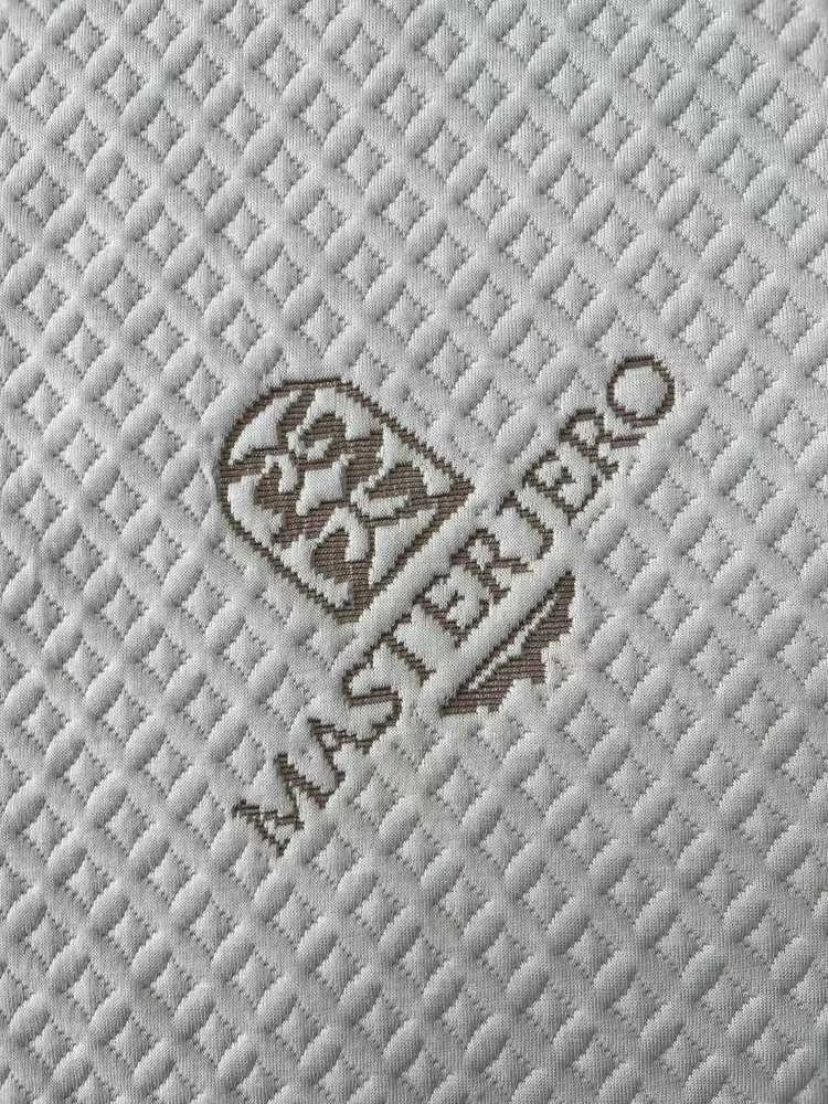 Dormeo Masterjero antčiužinio audinio faktūra ir logotipas
