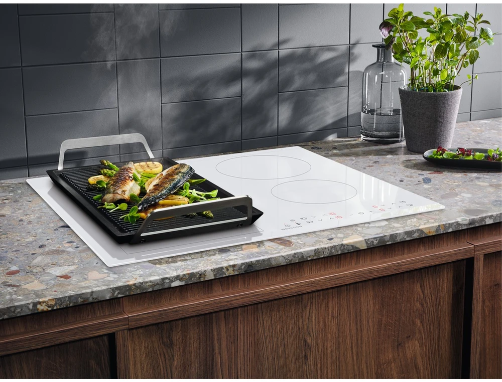 59 cm pločio montuojama indukcinė kaitlentė Electrolux LIV63431BW, balta
