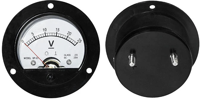 Analoginis voltmetras 25V: priekinis ir galinis vaizdas
