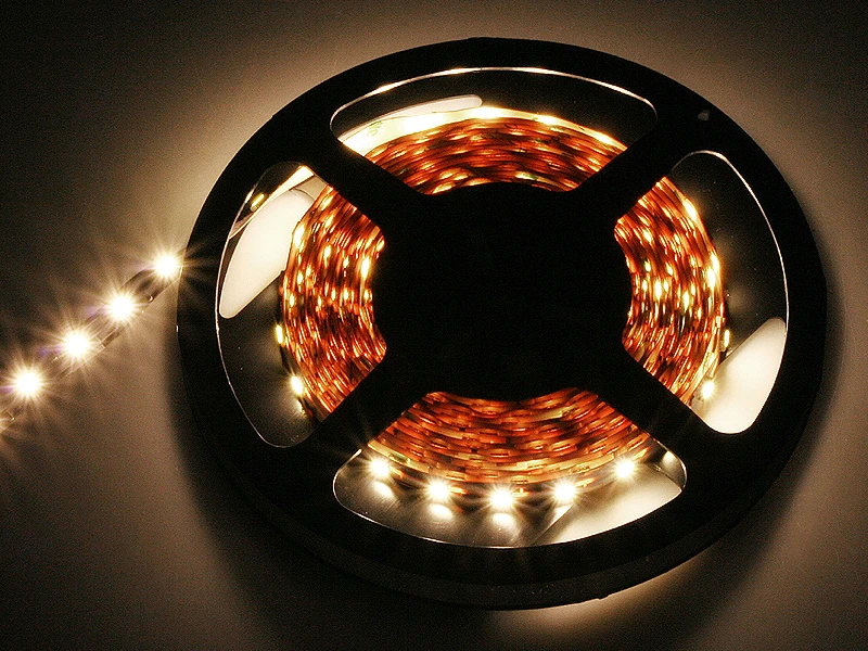 Blow Šiltai balta LED juosta 5050 5m/300