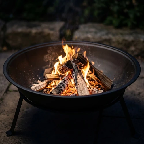 Adler AD 6818 Lauko židinys 55 cm su grotelėmis, plieno židinys malkoms ir briketams, atsparumas iki 500°C,