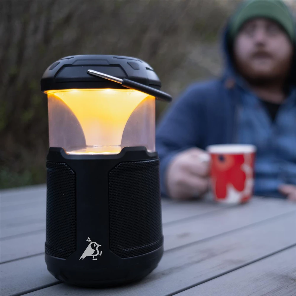 „Aqiila“ – „Soundbird B10“ – pritemdomo LED šviestuvo su garsiakalbiais ir išorine baterija