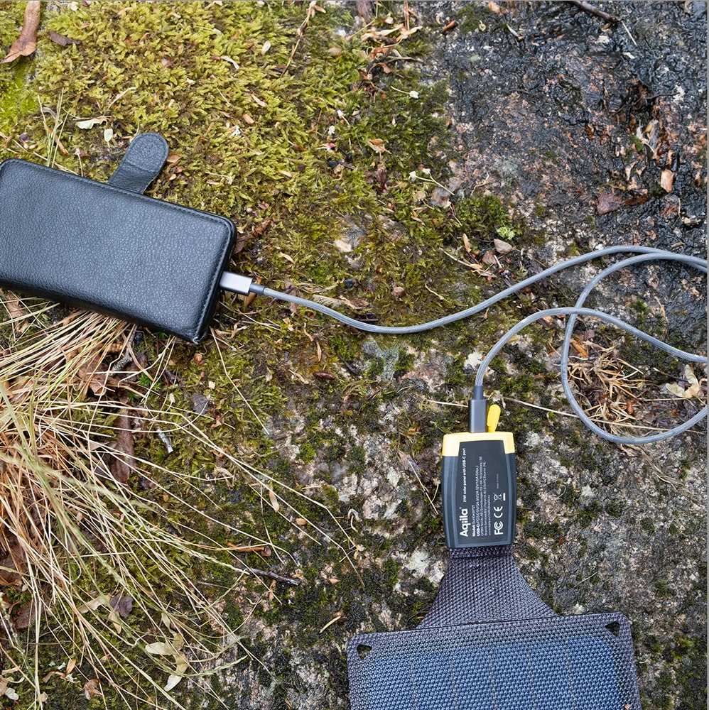 „Aqiila“ – „Sunbird P21“ – sulankstomas saulės įkroviklis su USB-C prievadu