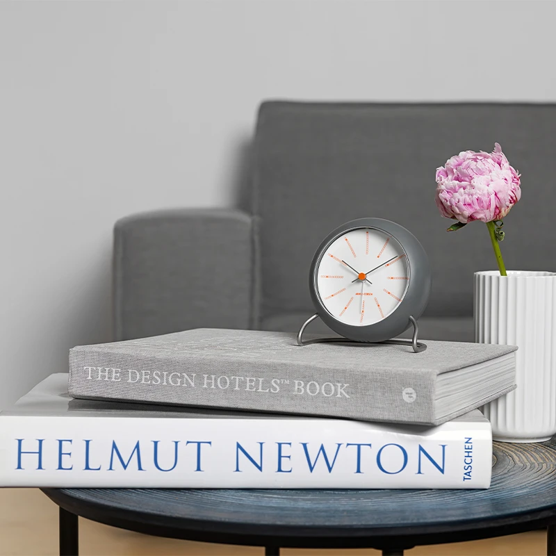 Arne Jacobsen Clocks Arne Jacobsen - Bankers stalo laikrodis - Ø11 cm - Tamsiai pilkas
