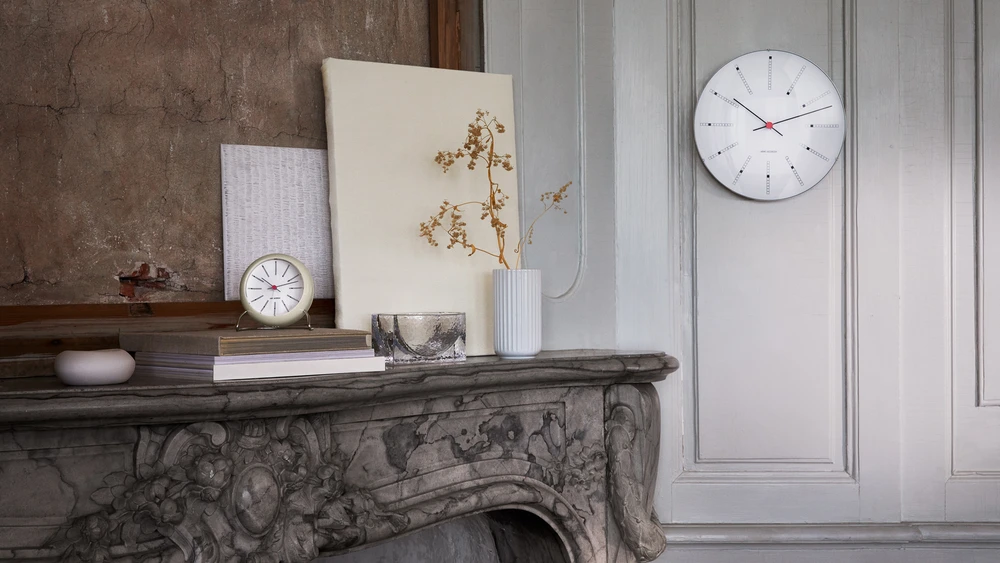 Arne Jacobsen Clocks Arne Jacobsen - Bankininkų sieninis laikrodis - Ø29 cm - Baltas