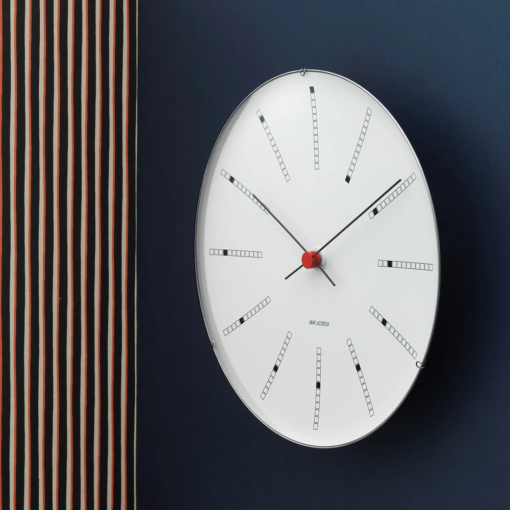 Arne Jacobsen Clocks Arne Jacobsen - Bankininkų sieninis laikrodis - Ø16 cm - Baltas