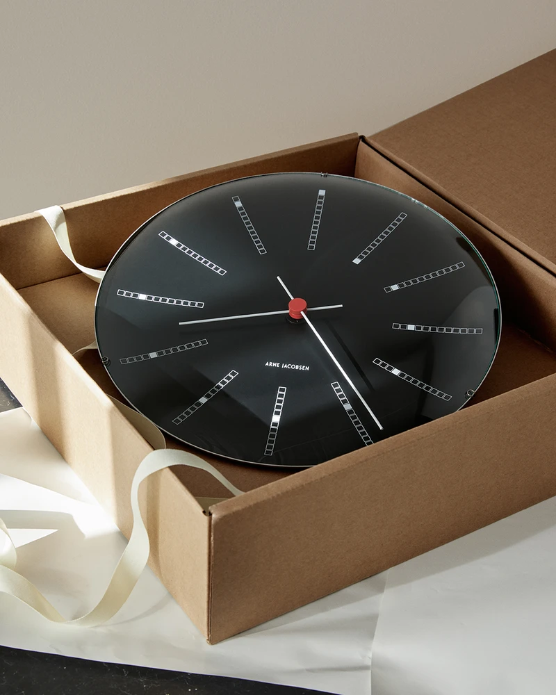 Arne Jacobsen Clocks Arne Jacobsen - Bankininkų sieninis laikrodis - Ø21 cm - Juodas