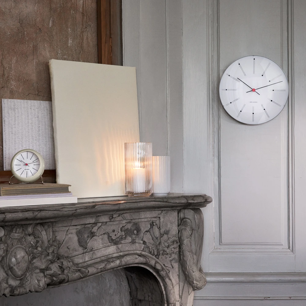 Arne Jacobsen Clocks Arne Jacobsen - Bankininkų sieninis laikrodis - Ø29 cm - Baltas