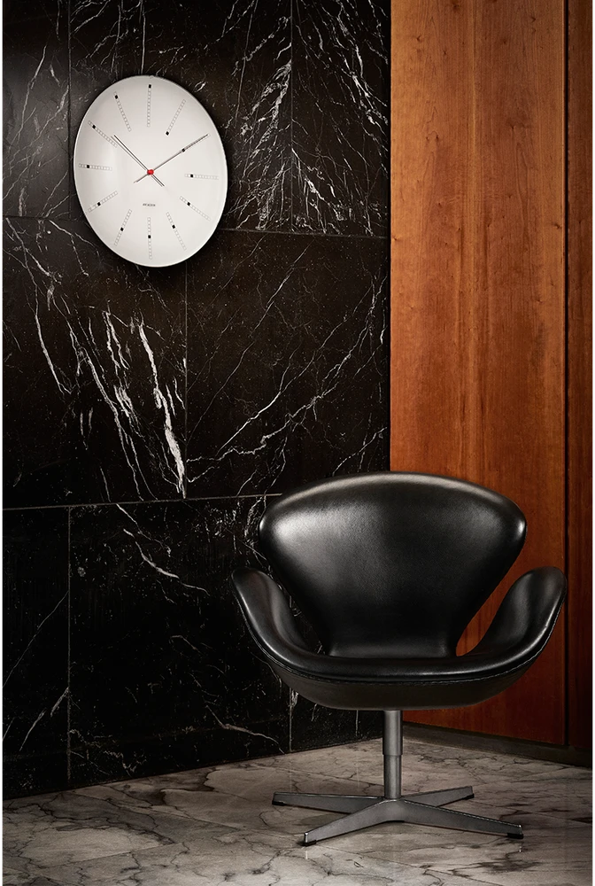 Arne Jacobsen Clocks Arne Jacobsen - Bankininkų sieninis laikrodis - Ø21 cm - Baltas