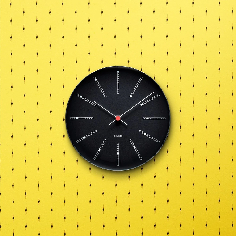 Arne Jacobsen Clocks Arne Jacobsen - Bankininkų sieninis laikrodis - Ø21 cm - Juodas