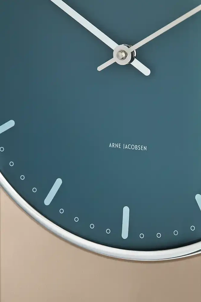 Arne Jacobsen Clocks Arne Jacobsen - Miesto rotušės sieninis laikrodis - Ø29 cm - Mėlynas