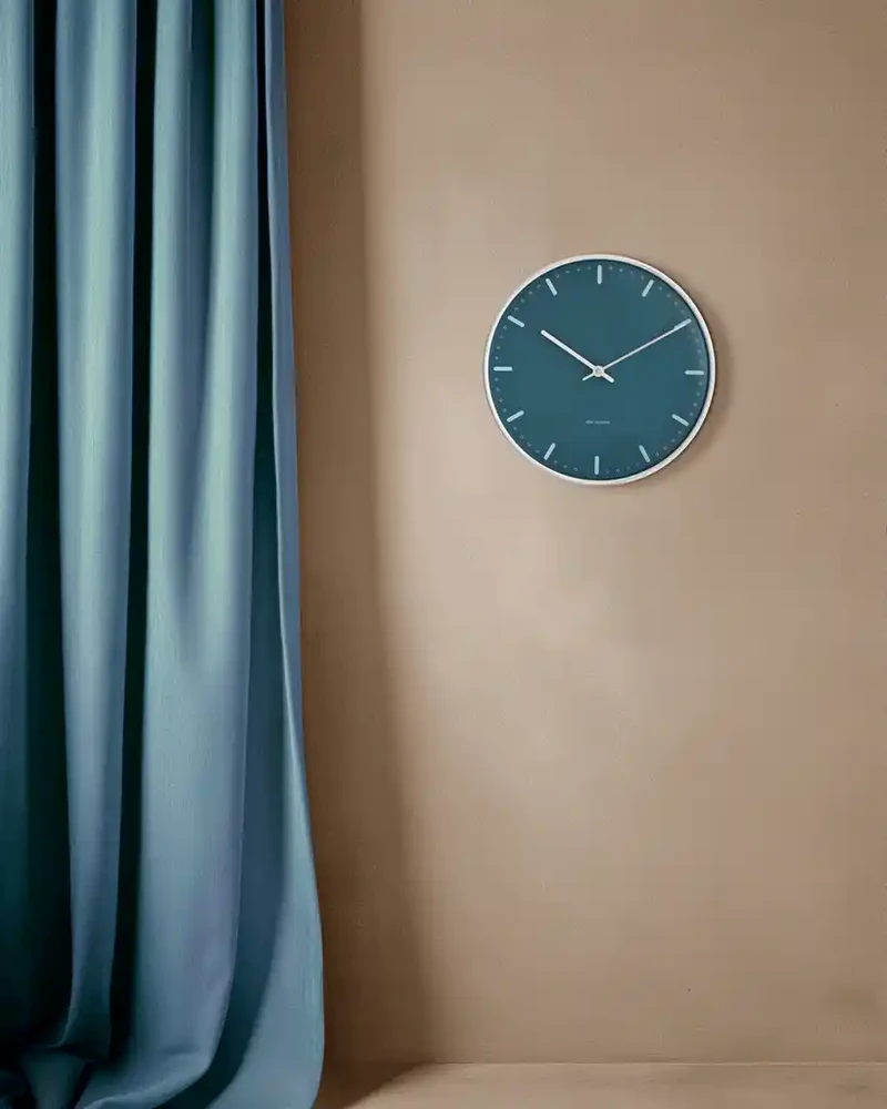 Arne Jacobsen Clocks Arne Jacobsen - Miesto rotušės sieninis laikrodis - Ø29 cm - Mėlynas