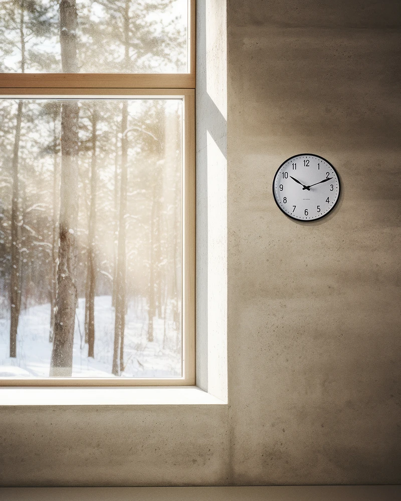 Arne Jacobsen Clocks Arne Jacobsen - Sieninis laikrodis su stotele - Ø16 cm - Juodas