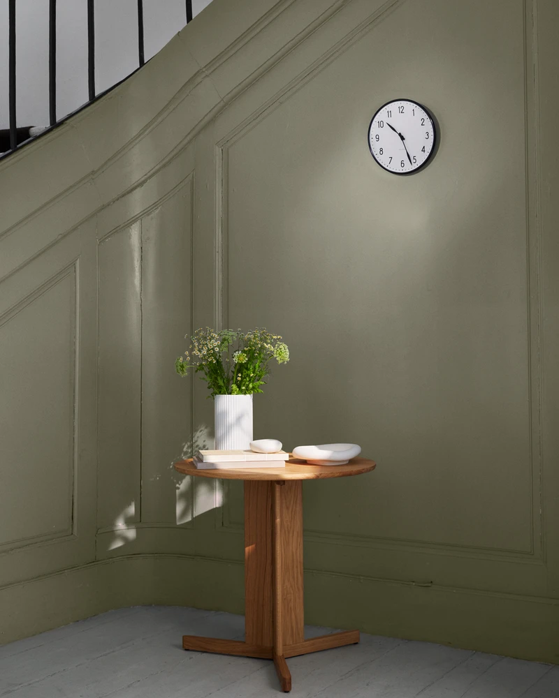 Arne Jacobsen Clocks Arne Jacobsen - Sieninis laikrodis stotelėje - Ø29 cm - Juodas