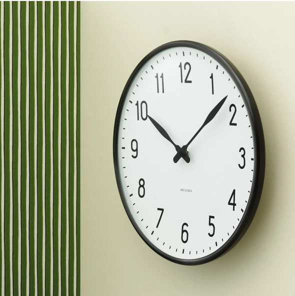 Arne Jacobsen Clocks Arne Jacobsen - Sieninis laikrodis su stotele - Ø16 cm - Juodas