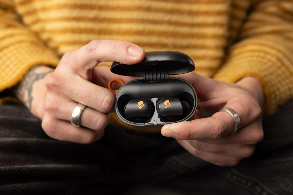 Ausinės „Skullcandy Sesh Active ANC“ su juodomis ir oranžinėmis spalvomis