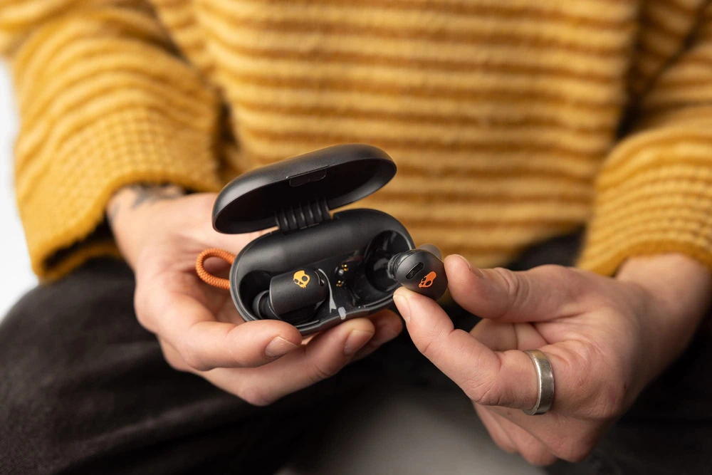Ausinės „Skullcandy Sesh Active ANC“ su juodomis ir oranžinėmis spalvomis