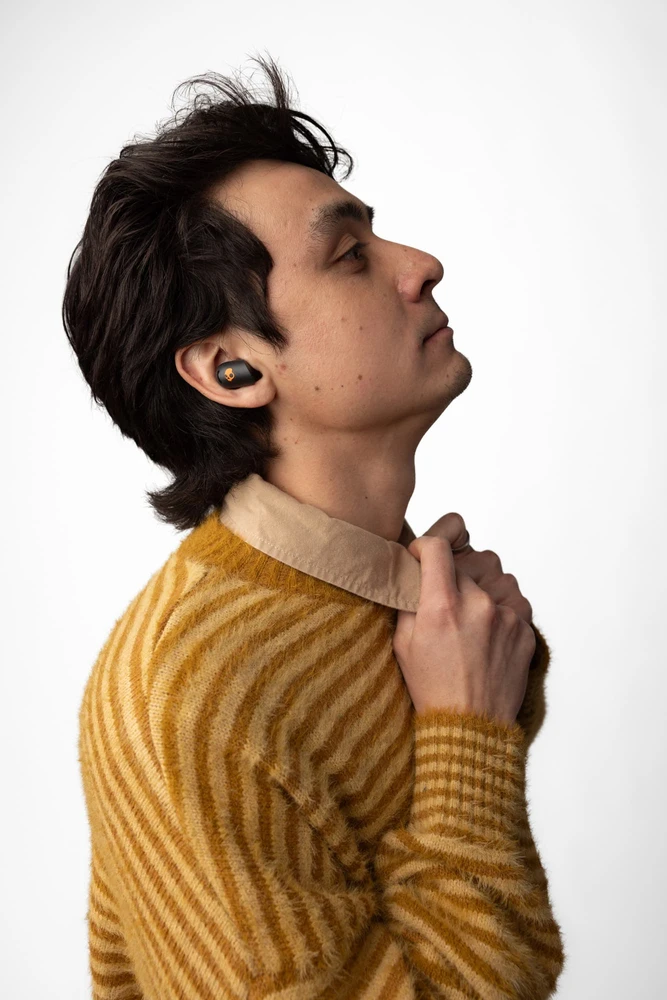 Ausinės „Skullcandy Sesh Active ANC“ su juodomis ir oranžinėmis spalvomis