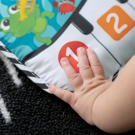 Baby Einstein Kūdikis Einšteinas – muzikinis spyruoklinis kilimėlis ir lovelės žaislas, „Neptune's Kick Explore™“ – (BE-12926)