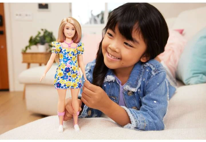Barbie Barbė madistė, serganti Dauno sindromu ir dėvinti spalvingą suknelę
