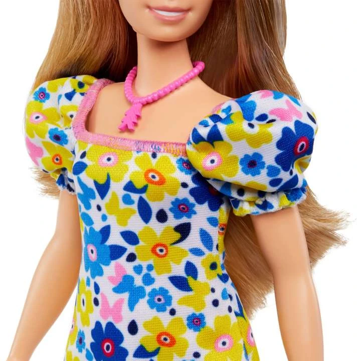 Barbie Barbė madistė, serganti Dauno sindromu ir dėvinti spalvingą suknelę