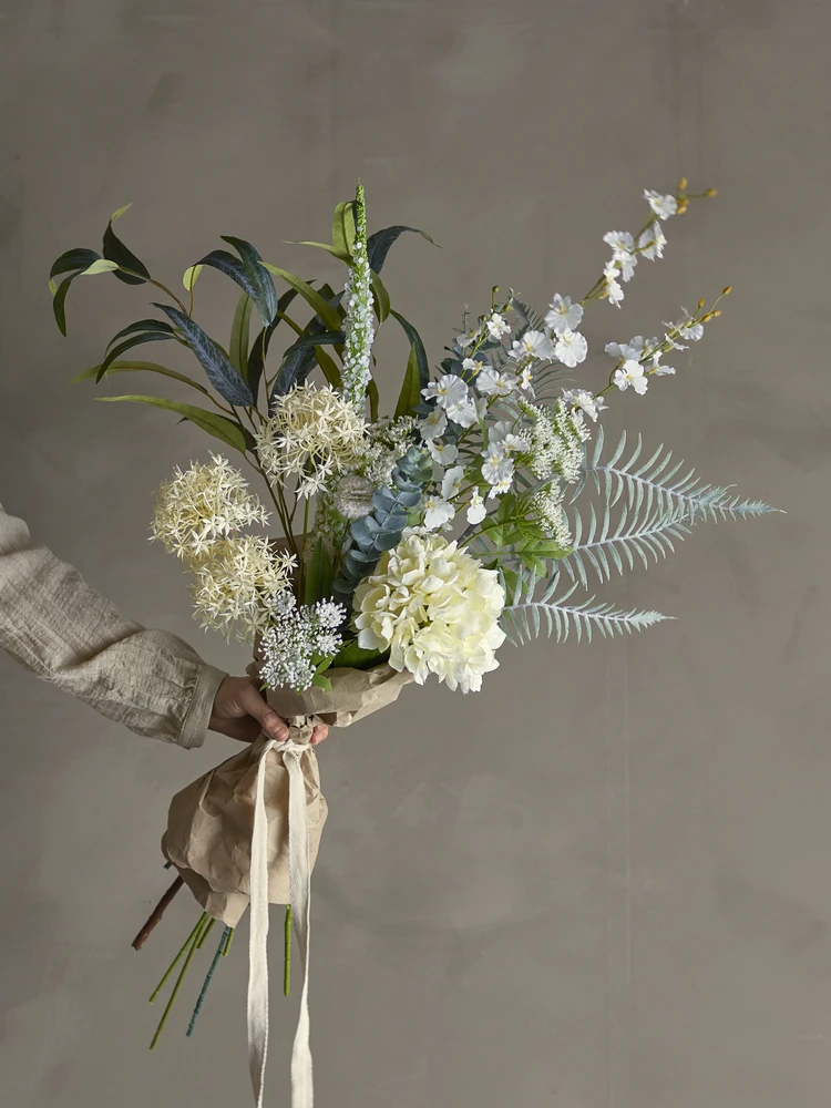 Kwiatydonice Bloomingville – simfoninė puokštė – balta