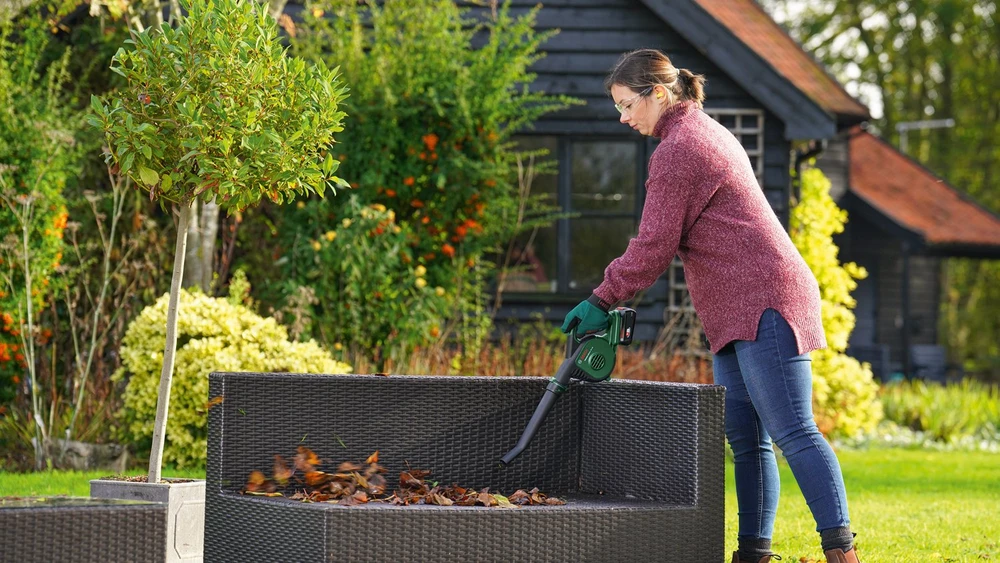 Bosch lapų pūstuvas UniversalLeafBlower 18V-130 be akumuliatoriaus ir kroviklio