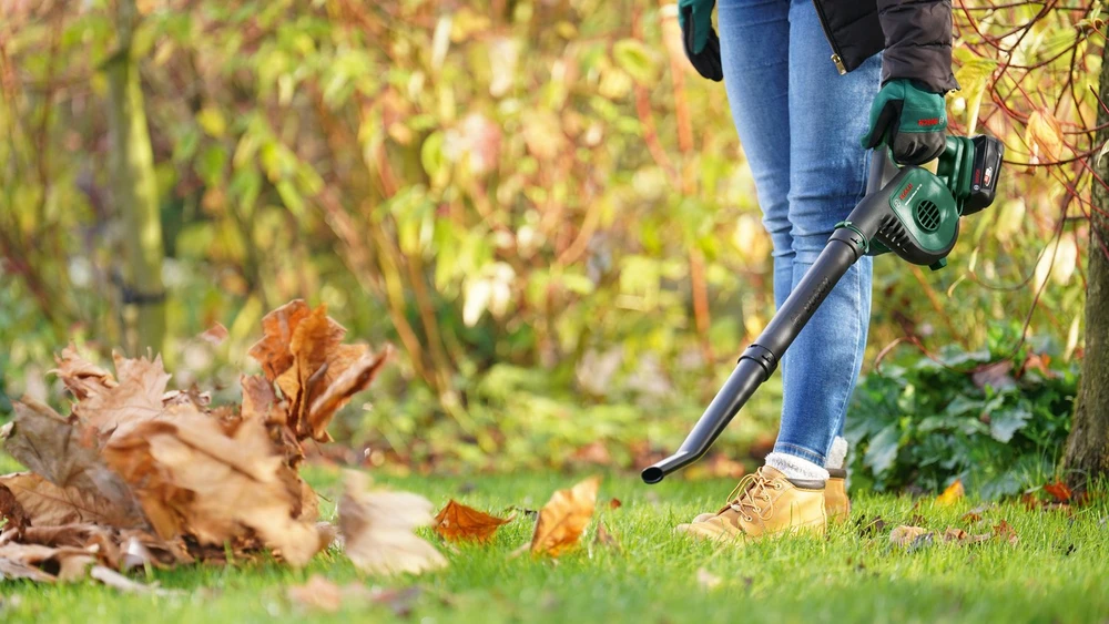 Lapų pūstuvas Bosch UniversalLeafBlower, 18V-130, (1x2,5Ah)