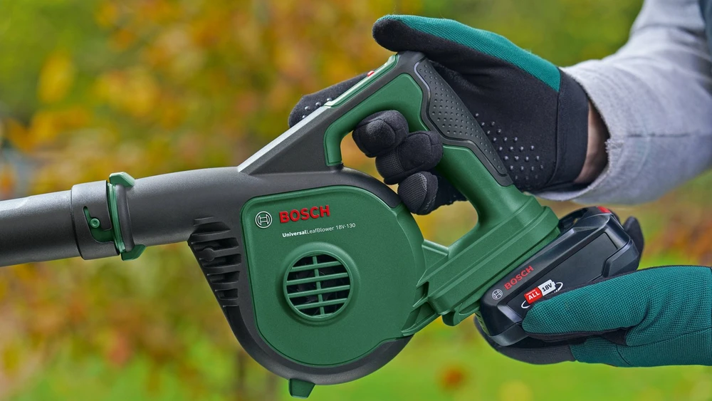 Bosch lapų pūstuvas UniversalLeafBlower 18V-130 be akumuliatoriaus ir kroviklio
