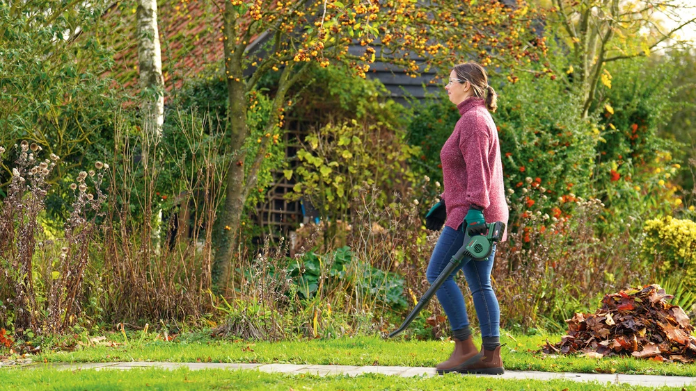 Bosch lapų pūstuvas UniversalLeafBlower 18V-130 be akumuliatoriaus ir kroviklio