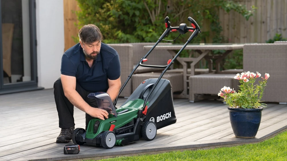 Bosch akumuliatorinė vejapjovė  UniversalRotak 2x18V-37-550, 2x4.0Ah, pilnas komplektas