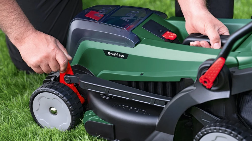 Bosch akumuliatorinė vejapjovė  UniversalRotak 2x18V-37-550, 2x4.0Ah, pilnas komplektas