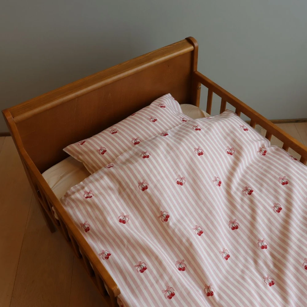Brandmacby Mats „Mats“ – vyšnių kaspino patalynės komplektas – 100 x 140 cm x 40 x 45 cm (MAT271)