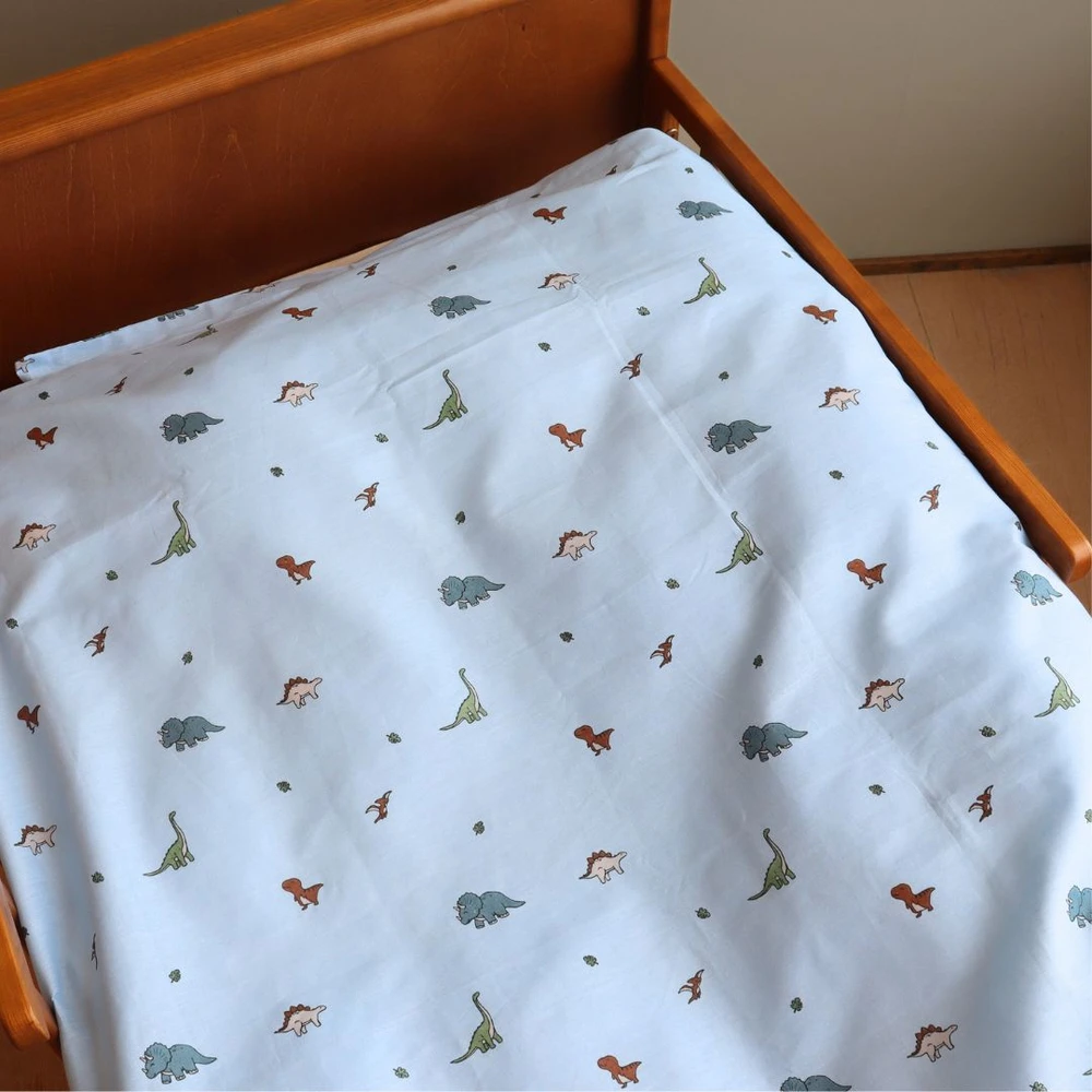 By Matsbrandmac „Mats“ – „Mini Dino“ patalynės komplektas – 100 x 140 cm x 40 x 45 cm (MAT279)