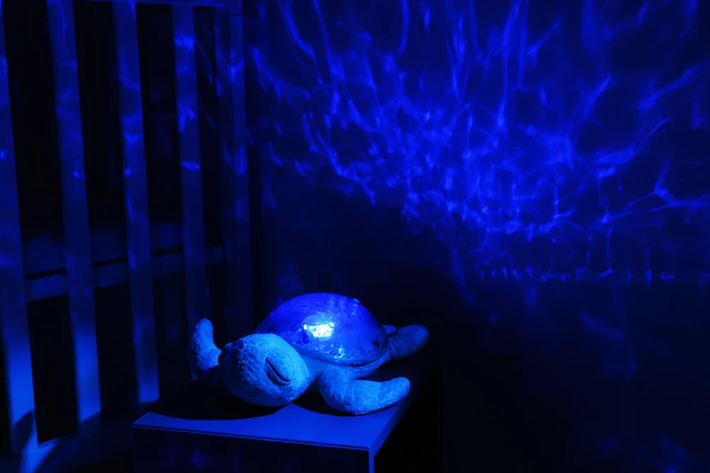 Cloud B migdukas projektorius su garsais Tranquil Turtle, mėlynos spalvos