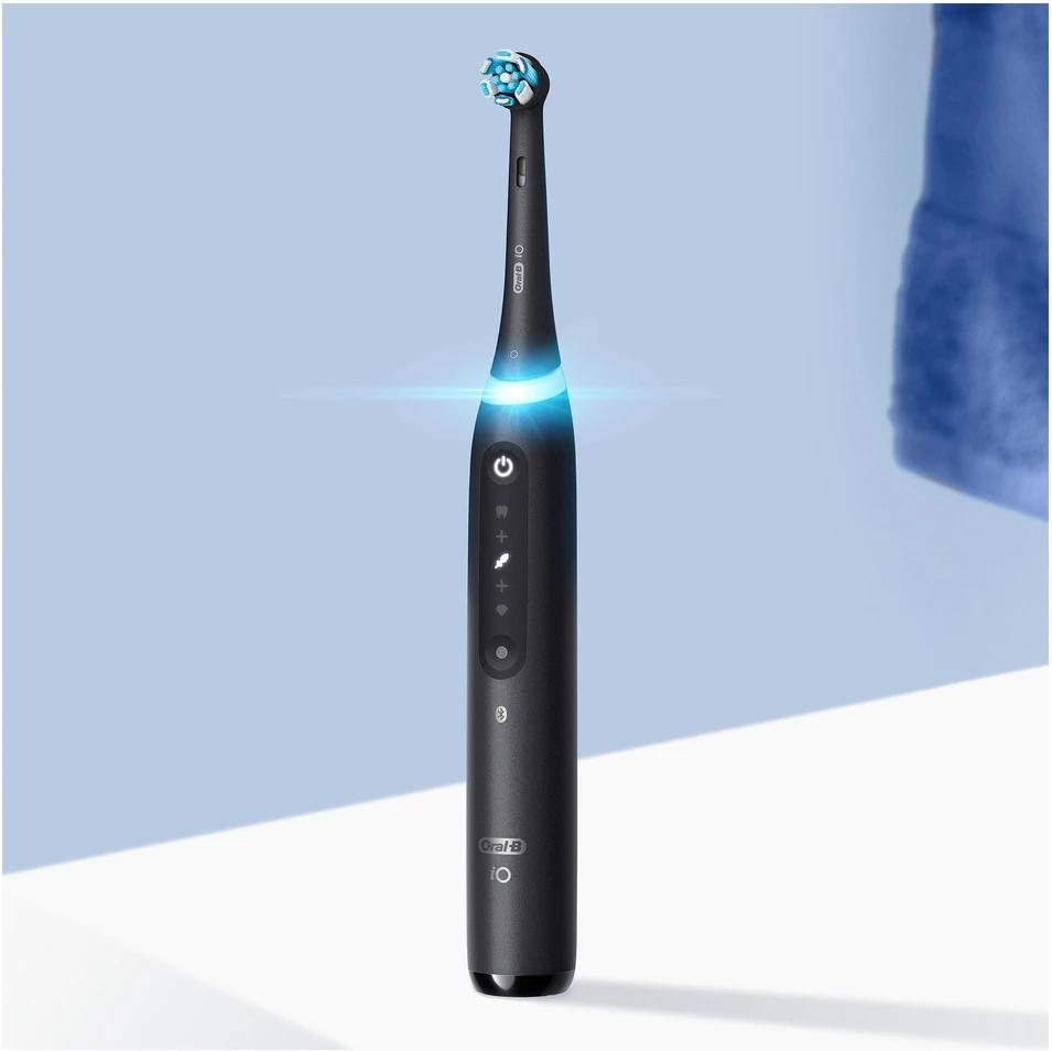 Dantų šepetėlis „Oral B“ iO5 dviejų dalių komplektas, juodos spalvos, UCB ir baltos spalvos, SC elektriniai dantų šepetėliai