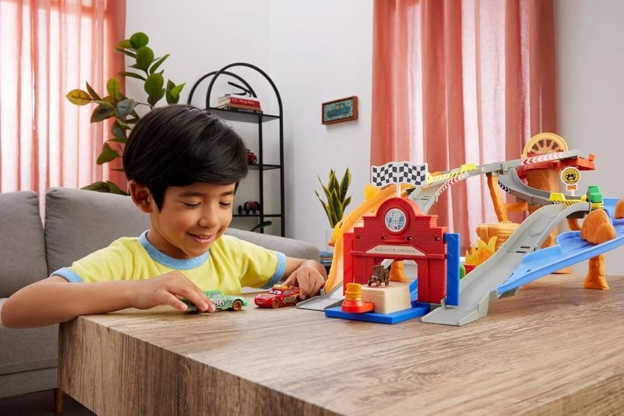 Mattel „Disney Cars“ – Radiator Springs lenktynių ir gelbėjimo gelbėjimo kelio lenktynių rinkinys su 4 žaisliniais automobiliais (JFL57)