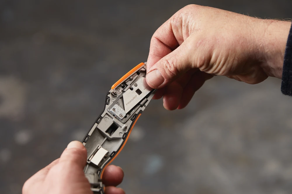 Fiskars CarbonMax Universalus peilis ištraukiamais ašmenimis 1027223