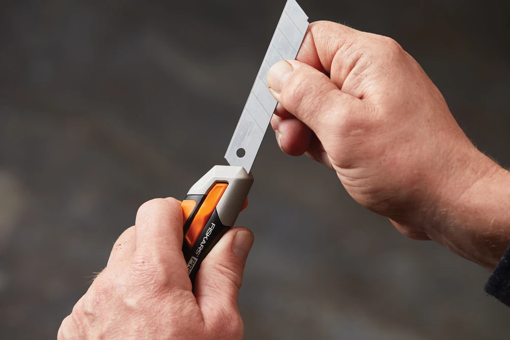 Fiskars CarbonMax Peilis Laužomais ašmenimis 18mm, 1027227