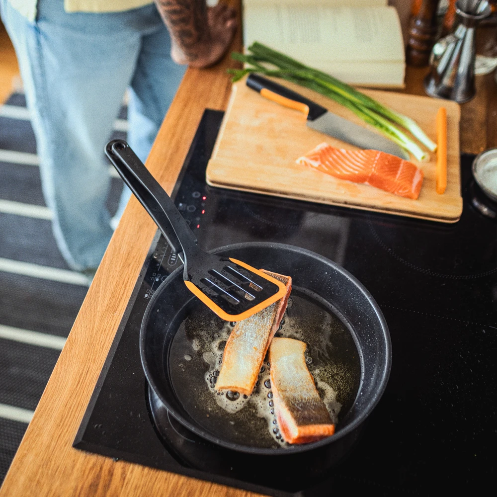 Food spatula Fiskars 1079964. juodas col.