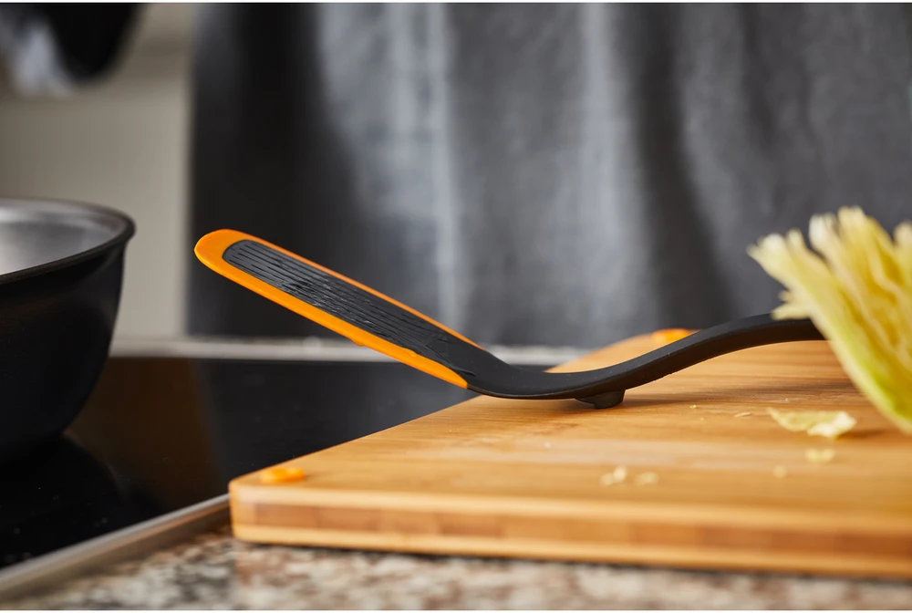 „Fiskars FunctionalForm“ virtuvės įrankių rinkinys (3 dalys) – paletė, šaukštas ir žnyplės – būtiniausias virtuvės įrankių rinkinys