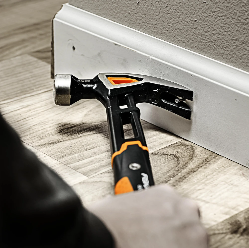 Fiskars IsoCore Apdailos plaktukas, lenkta galva M, 16oz ,1027202