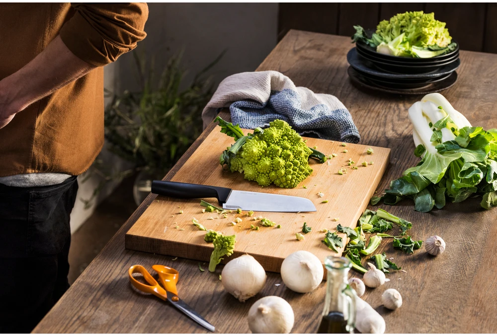 Fiskars - kietaašmenis Santoku peilis 16 cm