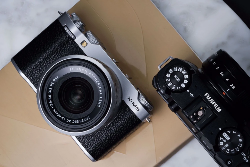 Fujifilm X-M5 + 15-45mm juodas