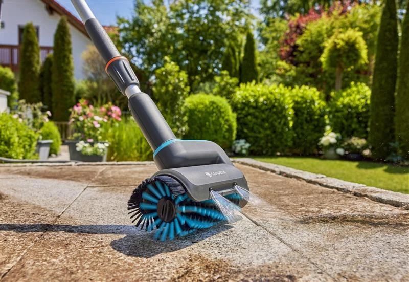 Gardena Akumuliatorinis daugiafunkcinis valytuvas "AquaBrush Patio", skirtas subraižymams jautriems mediniams paviršiams