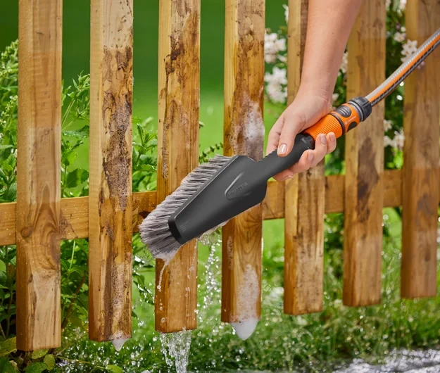 Gardena Cleansystem" plovimo komplektas su rankiniu šepečiu "Soft" M ir plovimo šampūno lazdelėmis