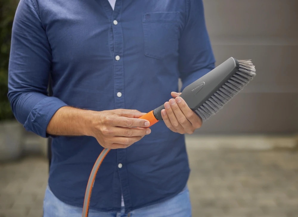 Gardena Cleansystem" plovimo komplektas su rankiniu šepečiu "Soft" M ir plovimo šampūno lazdelėmis