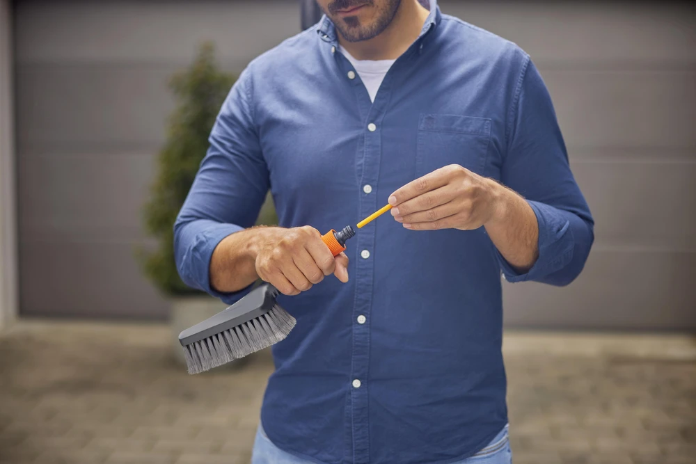 Gardena Cleansystem" plovimo komplektas su rankiniu šepečiu "Soft" M ir plovimo šampūno lazdelėmis
